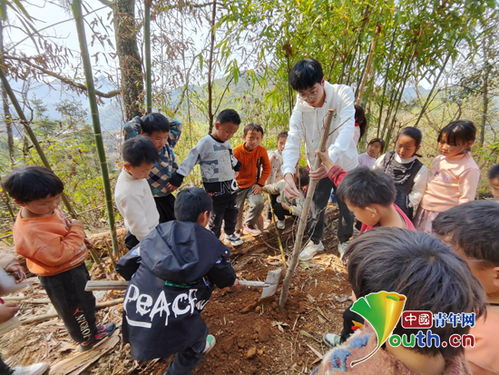 扬州大学研支团与木厂小学学生一起栽种小树苗